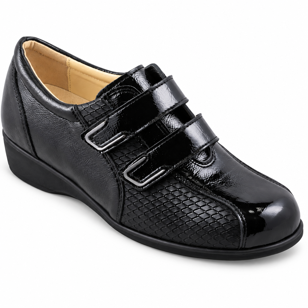 Scarpa nera con strappi, lato interno