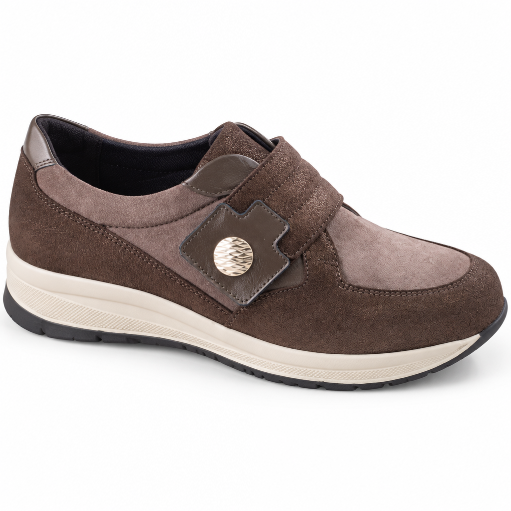 Scarpa marrone con strappo lato interno