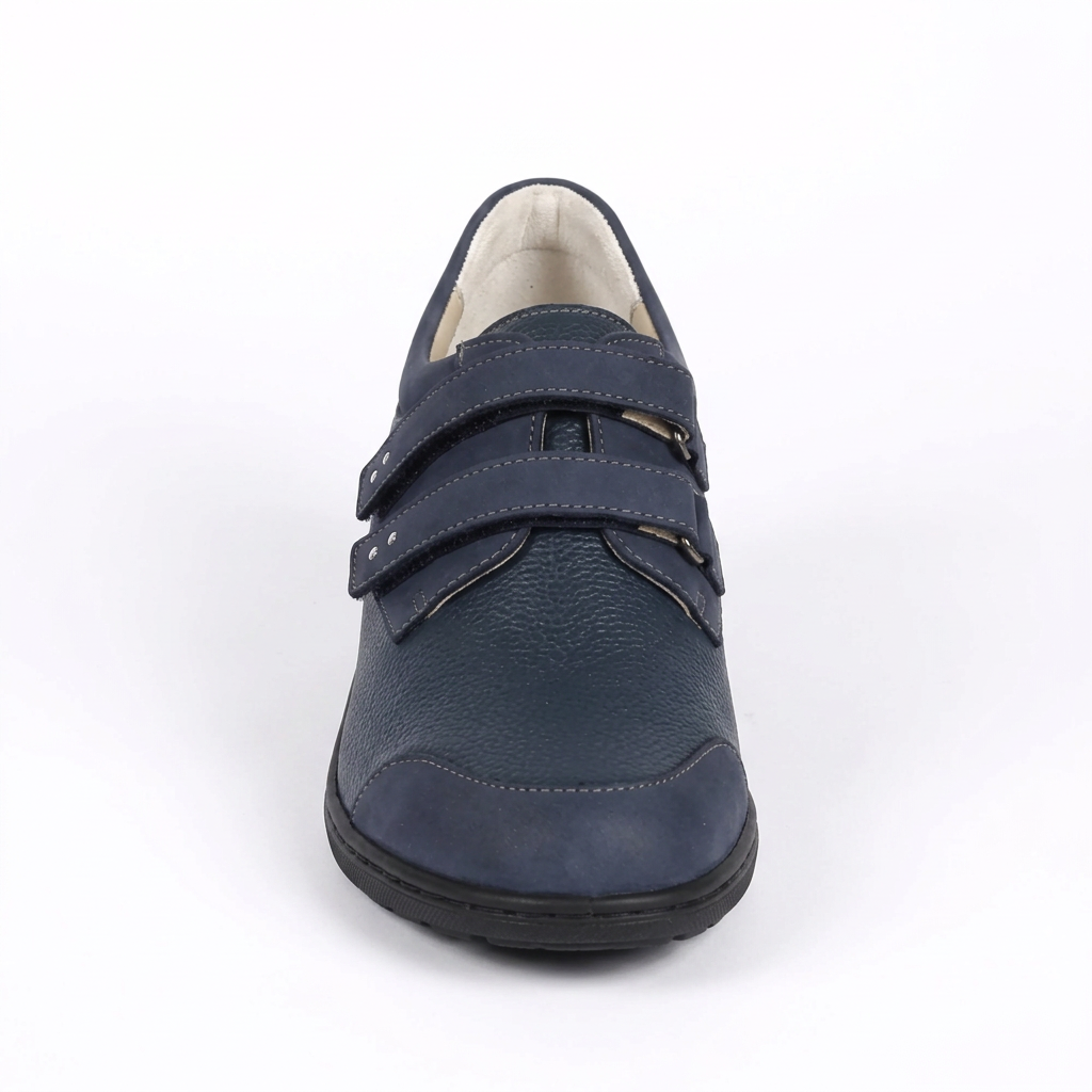 Scarpa blu vista frontale su sfondo bianco