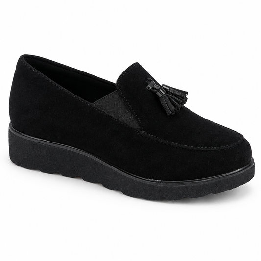 Mocassino Carim LNF4306LNVN in camoscio nero, vista frontale a tre quarti generata