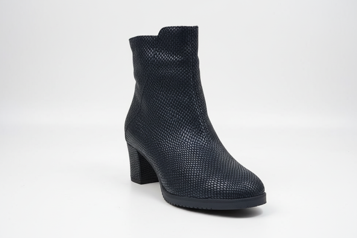 Stivaletto T008 Riso Nero - vista frontale 3/4 su sfondo neutro