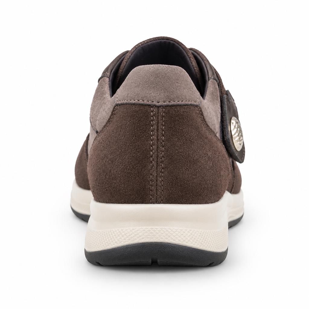 Scarpa marrone con strappo vista dal tallone
