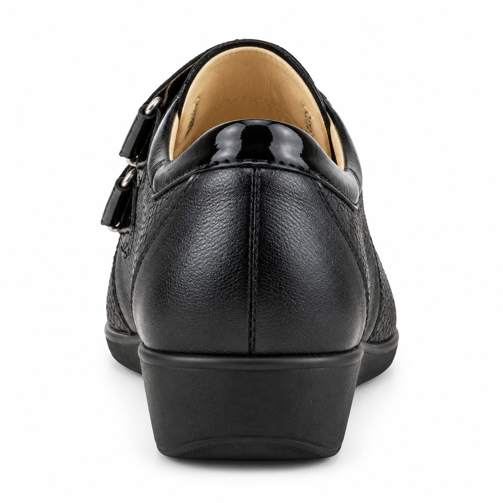 Scarpa nera con strappi, vista dal tallone