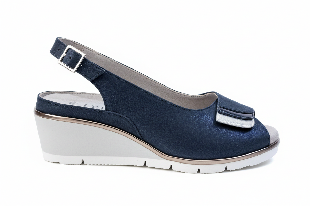 Sandalo blu zeppa sfondo bianco